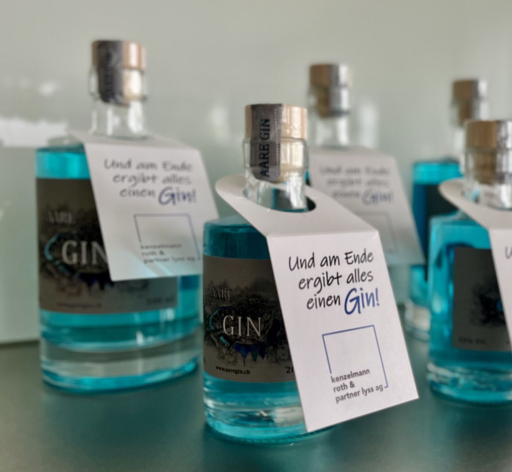 Limitierte Edition von AARE GIN mit exklusivem Etikett und Design.