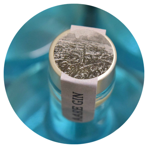 Detailaufnahme des AARE GIN Designs mit hochwertigen Verschlussdetails.