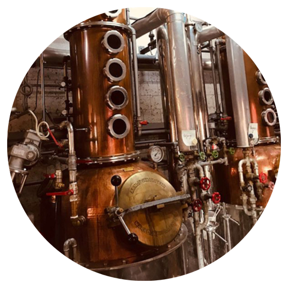 Traditionelle Herstellung von AARE GIN in einer Schweizer Kupferbrennerei.