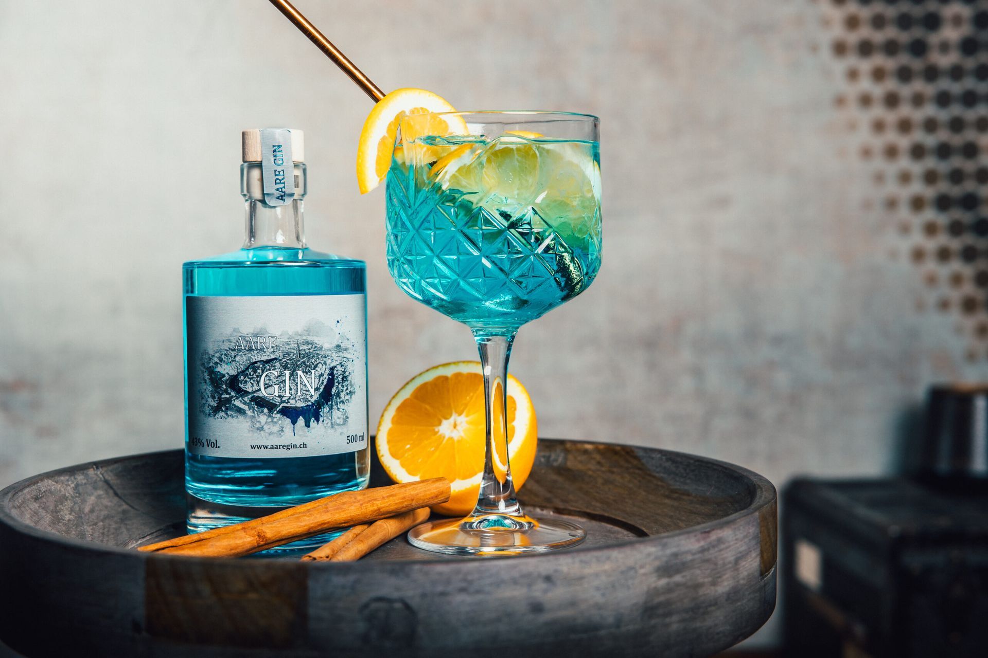 Frischer Gin-Cocktail mit AARE GIN Blau Edition, Orange und Wacholder.