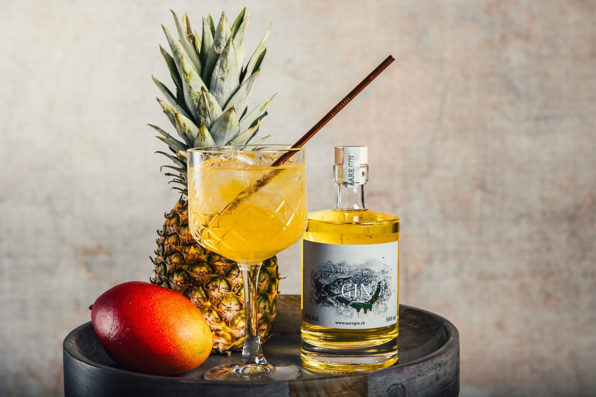 Gin-Cocktail mit AARE GIN Gelb Edition, Ananas und Mango – tropischer Genuss.