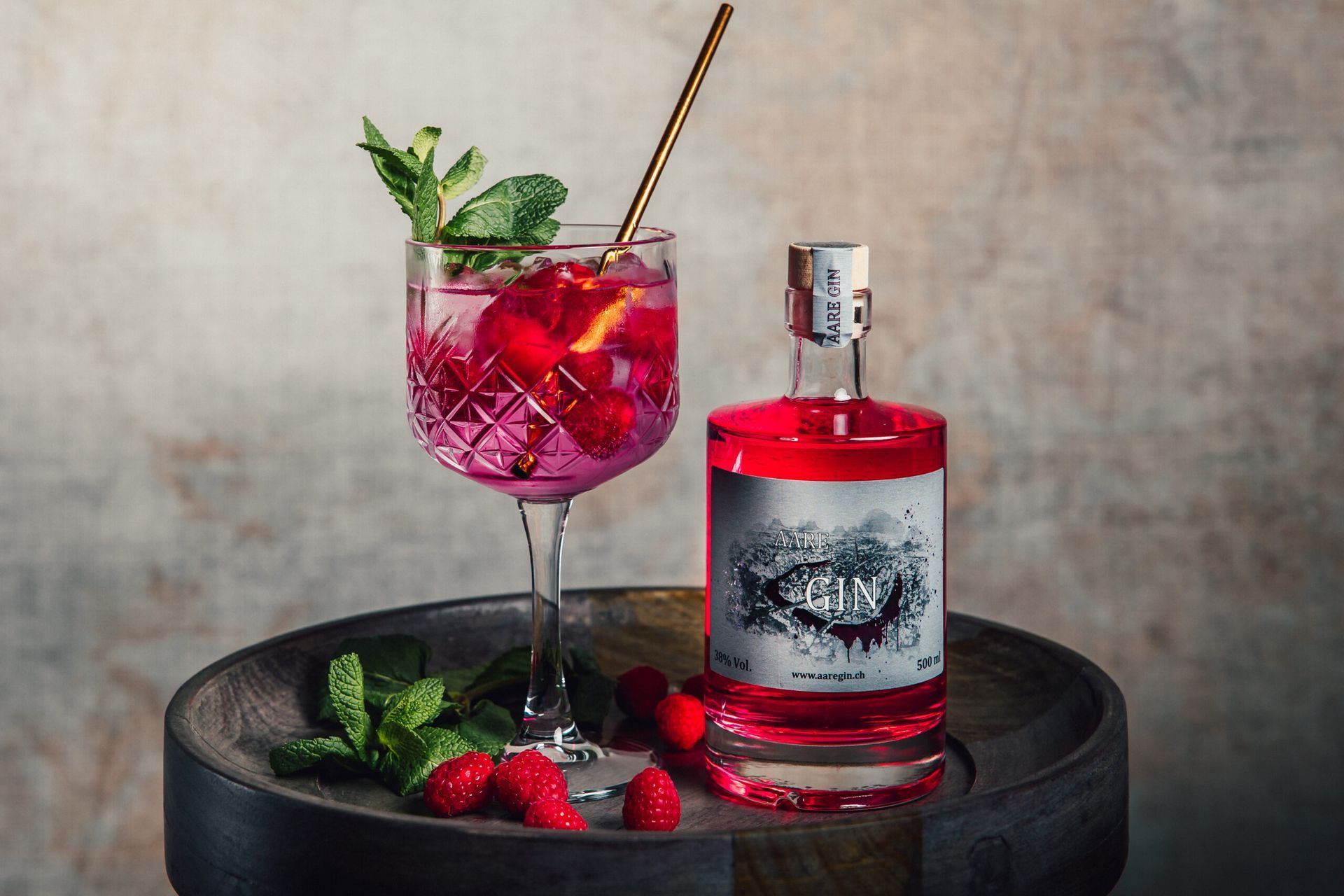 Gin-Cocktail mit AARE GIN Pink Edition, frischen Himbeeren und Minze.