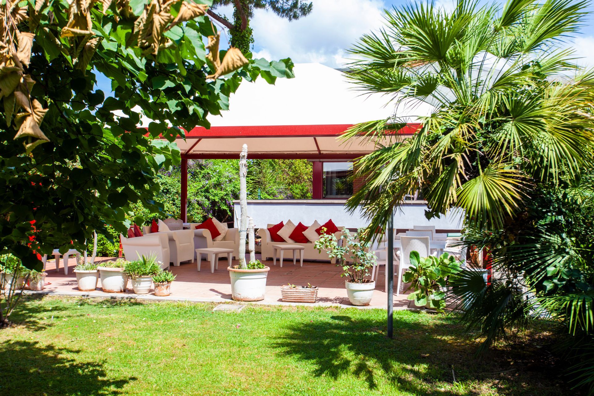 Un patio con tettoia e sedie in giardino