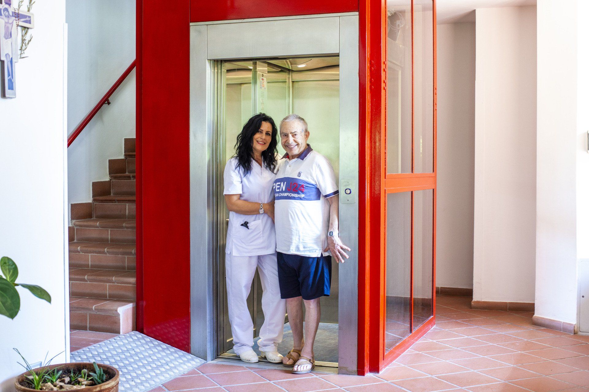 Un uomo e una donna sono in ascensore.