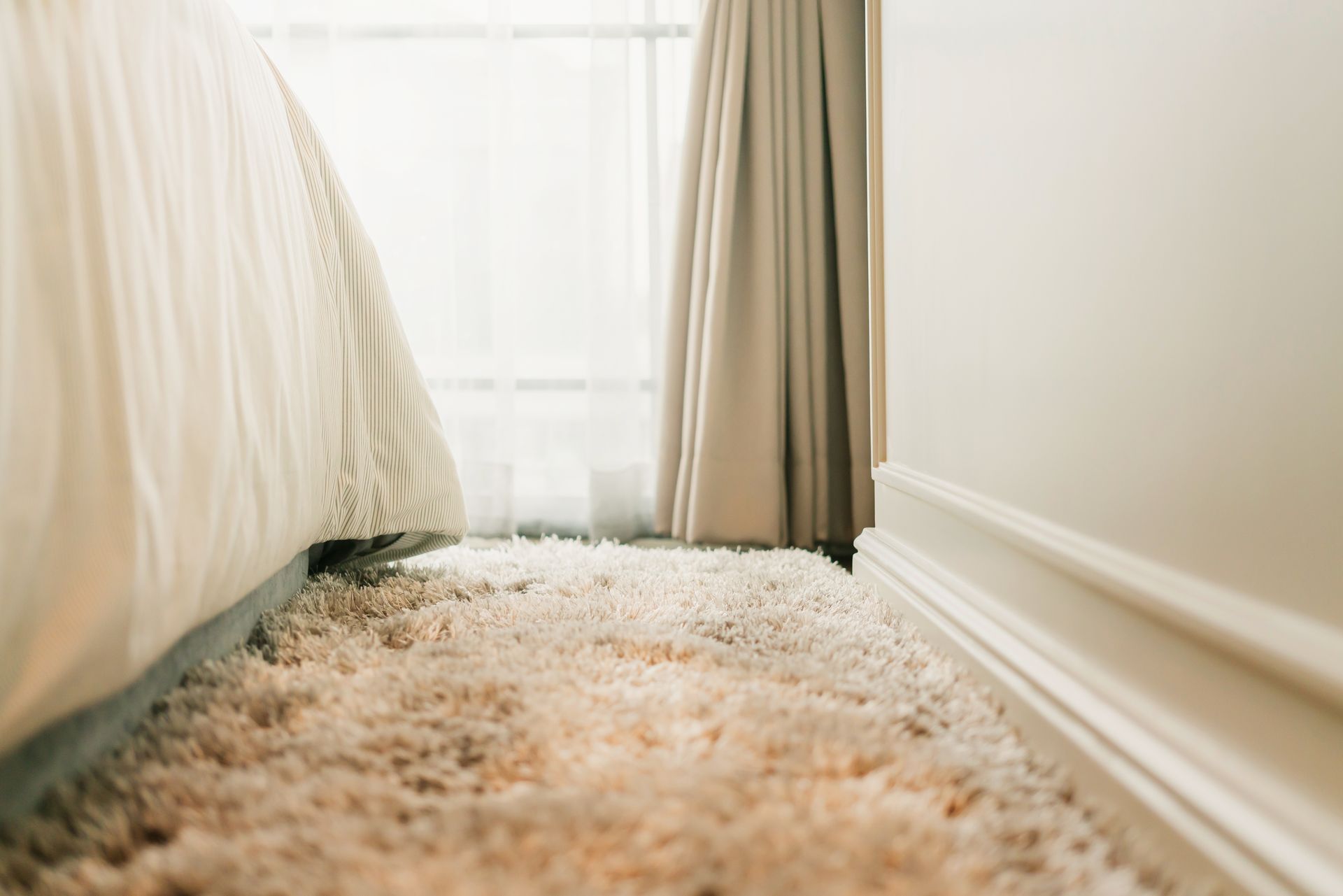 Synthetic carpet on the laminate in the home interior.