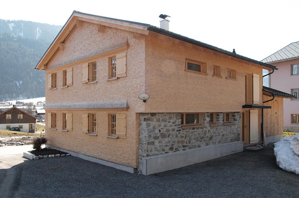 Ein Haus mit vielen Fenstern und einem Schornstein
