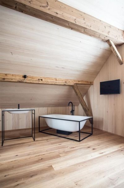 Ein Badezimmer mit Badewanne und Waschbecken