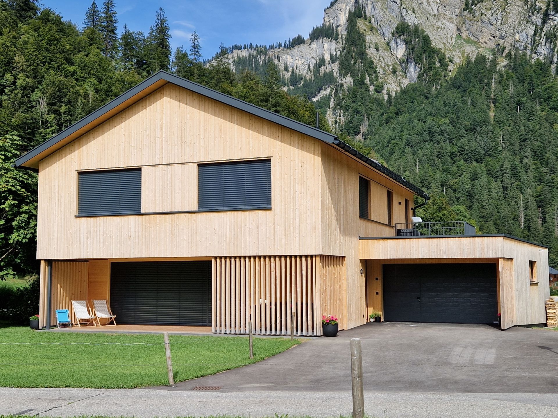 Ein Holzhaus mit einem Berg im Hintergrund