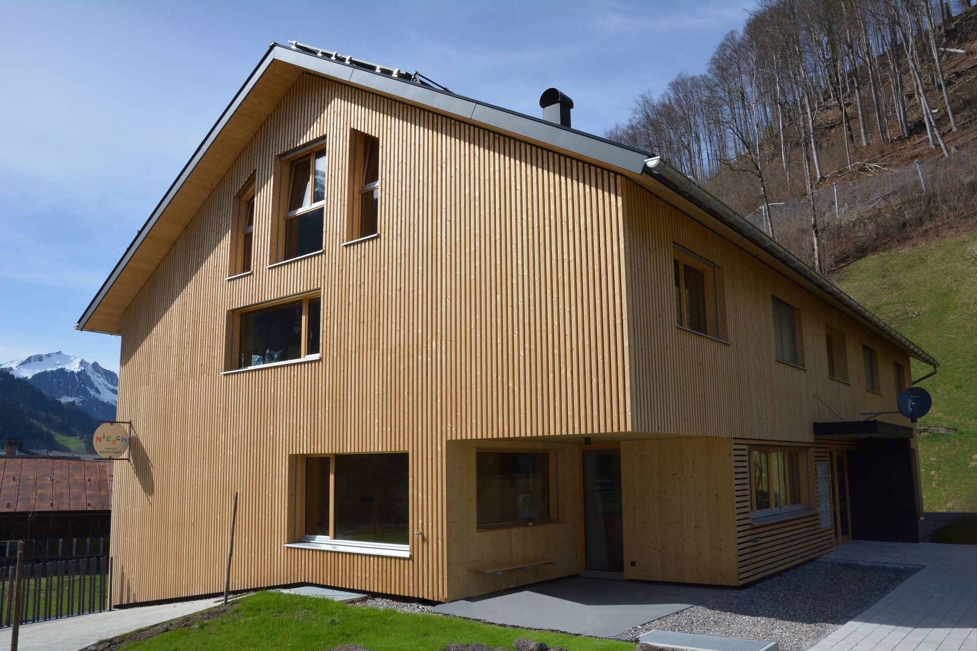 Ein großes Holzhaus mit vielen Fenstern