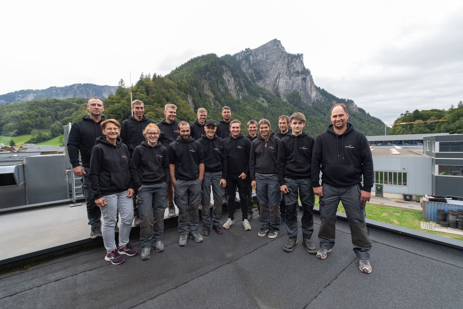 Eine Gruppe von Männern in grünen Hemden posiert für ein Foto.