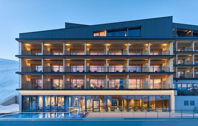 Ein großes Gebäude mit einem Swimmingpool davor.