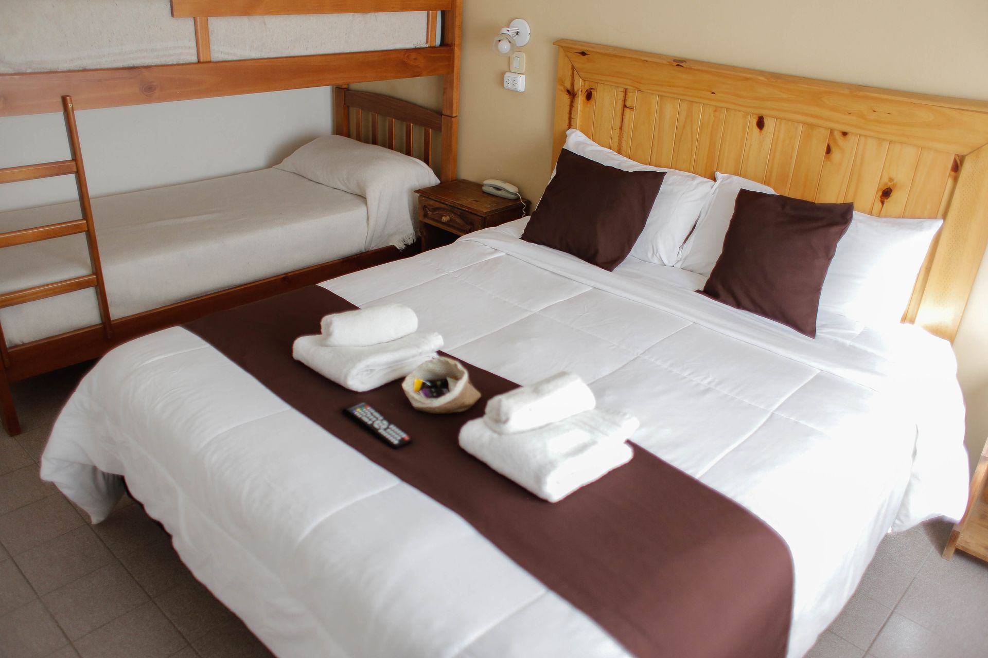 Una habitación de hotel con una cama king size y dos literas