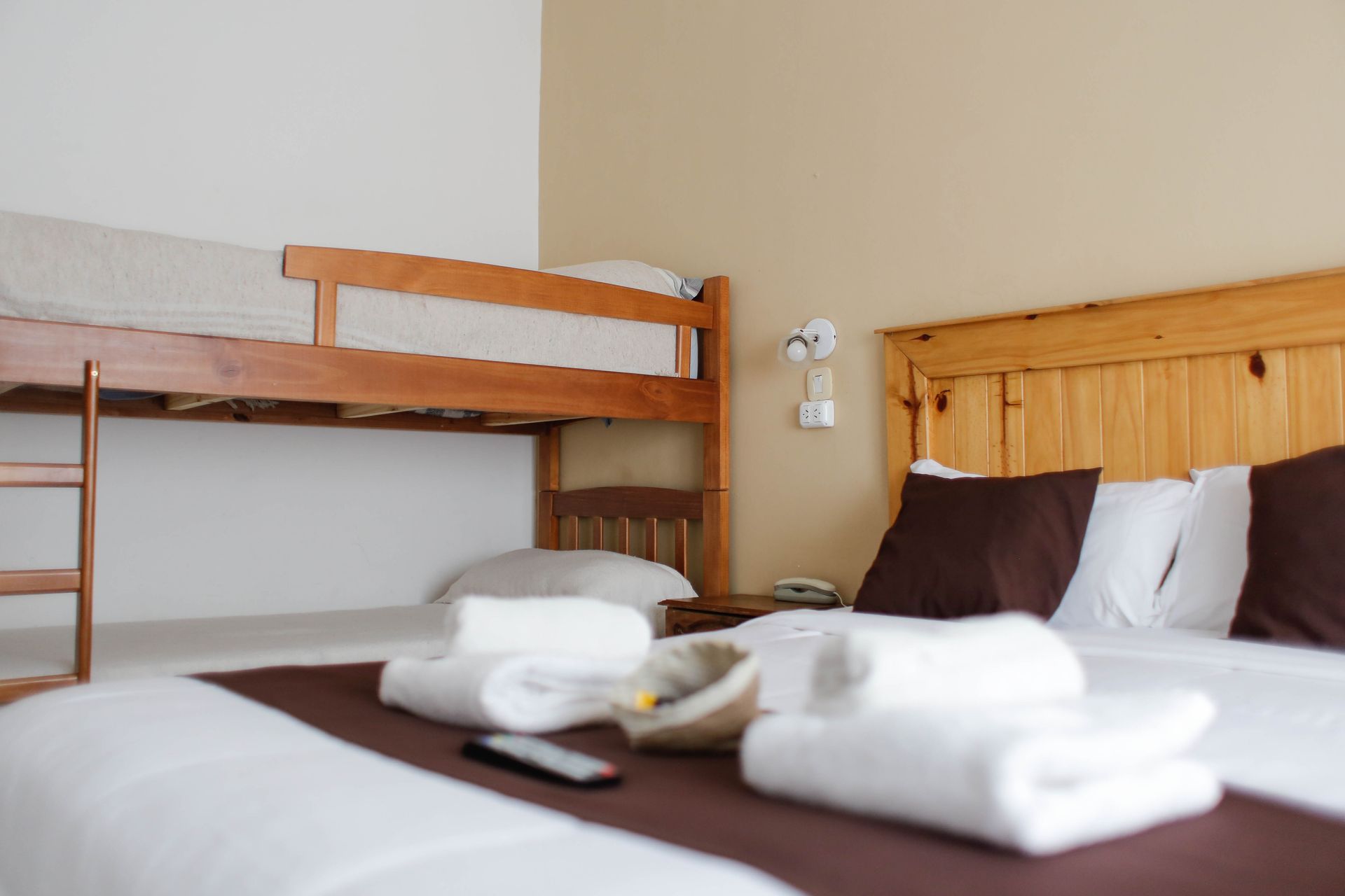 Una habitación de hotel con dos camas y una litera