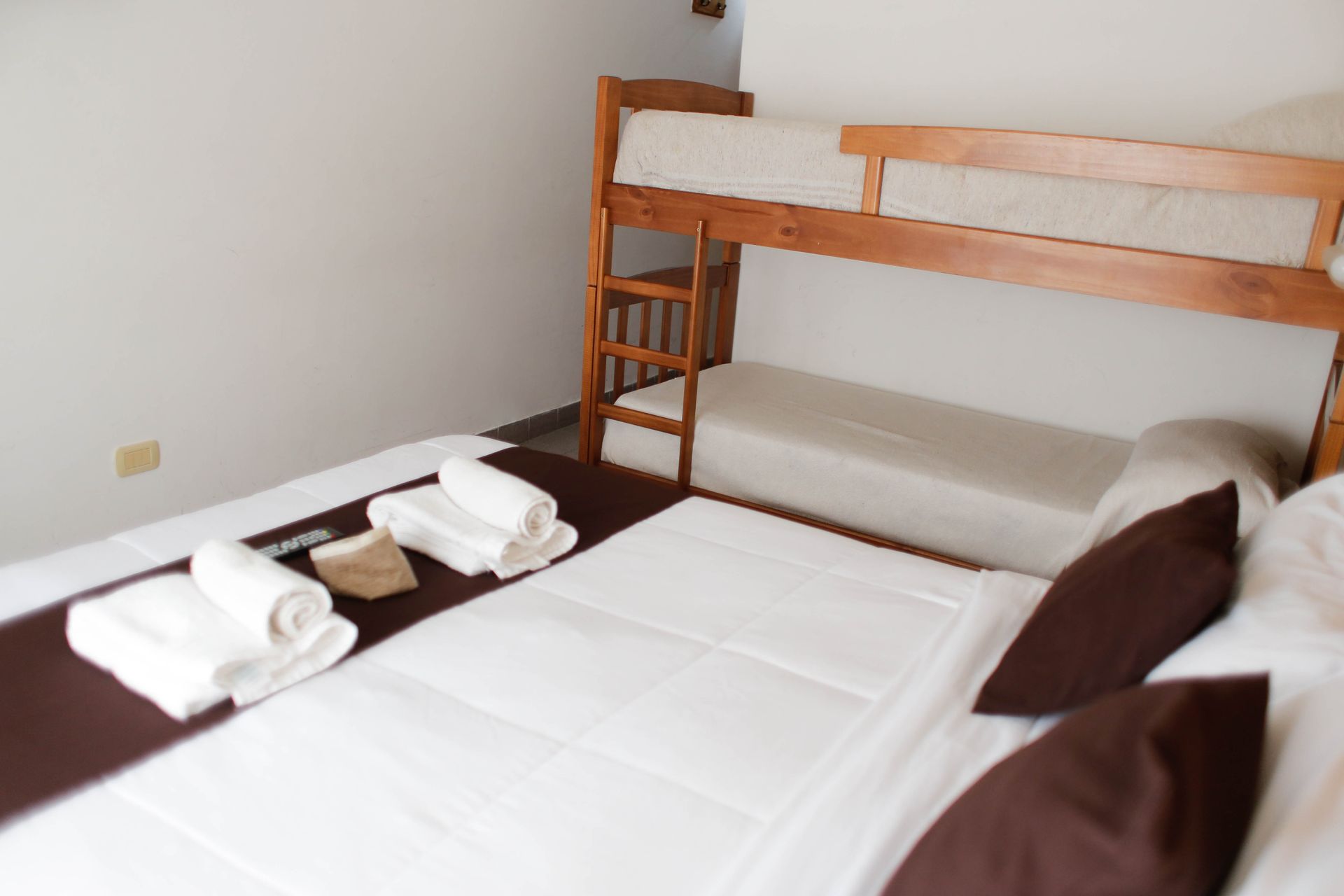 Una habitación de hotel con una cama y literas