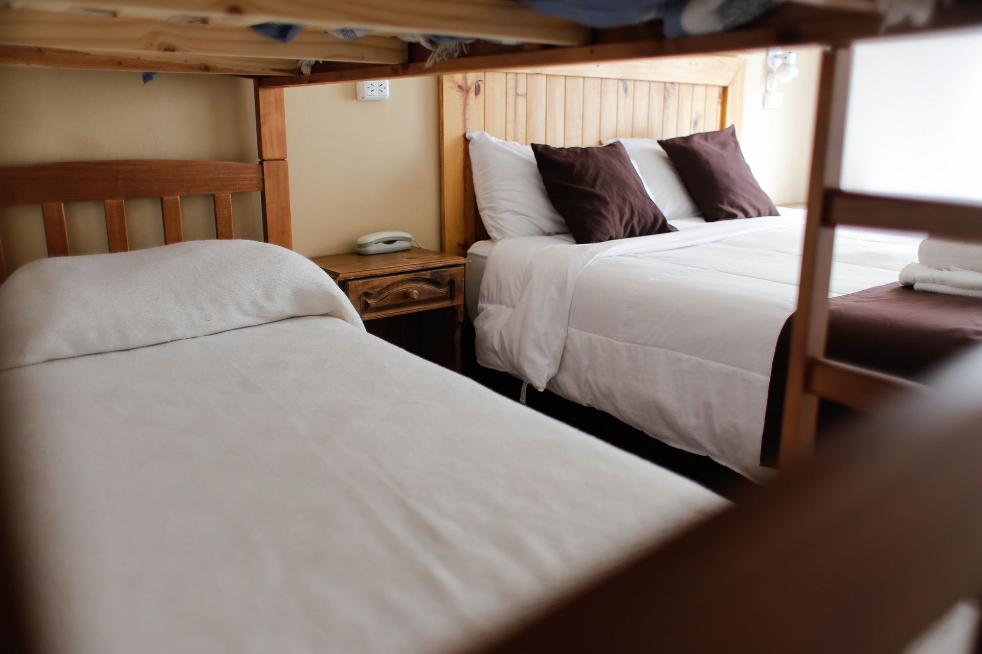 Un dormitorio con dos camas y una litera