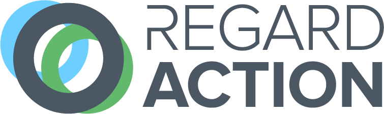 Le logo de Regard Action présente un design stylisé de deux anneaux superposés, l'un bleu clair et l'autre vert, à côté du nom de l'entreprise.
