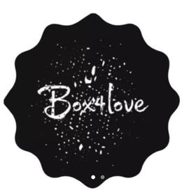 Logotipo preto com bordas onduladas, com a inscrição