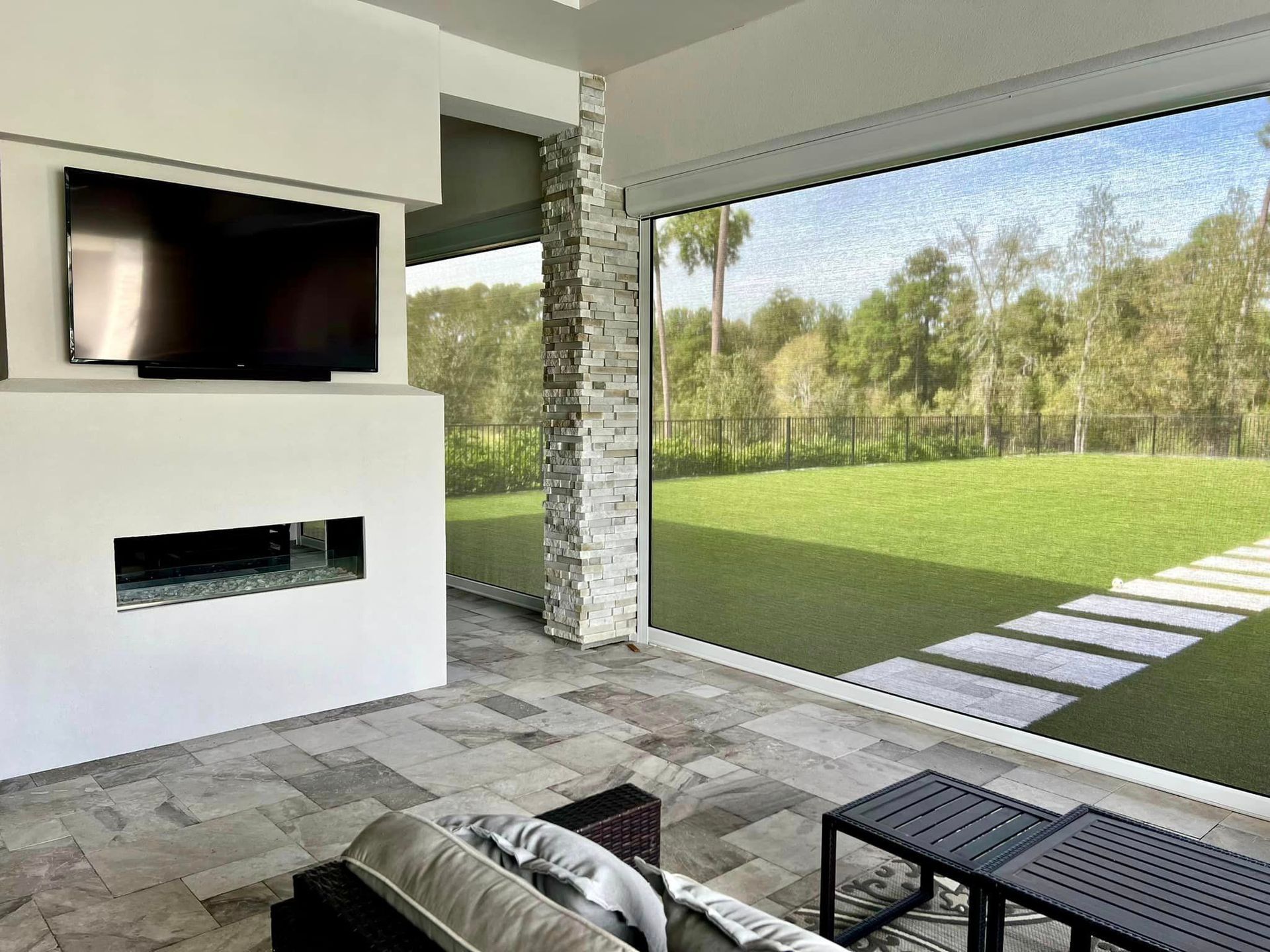 A living room with a flat screen tv on the wall.
