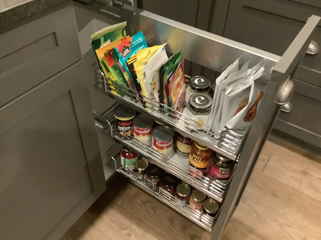 Un tiroir de cuisine rempli d'une variété d'épices et de condiments.