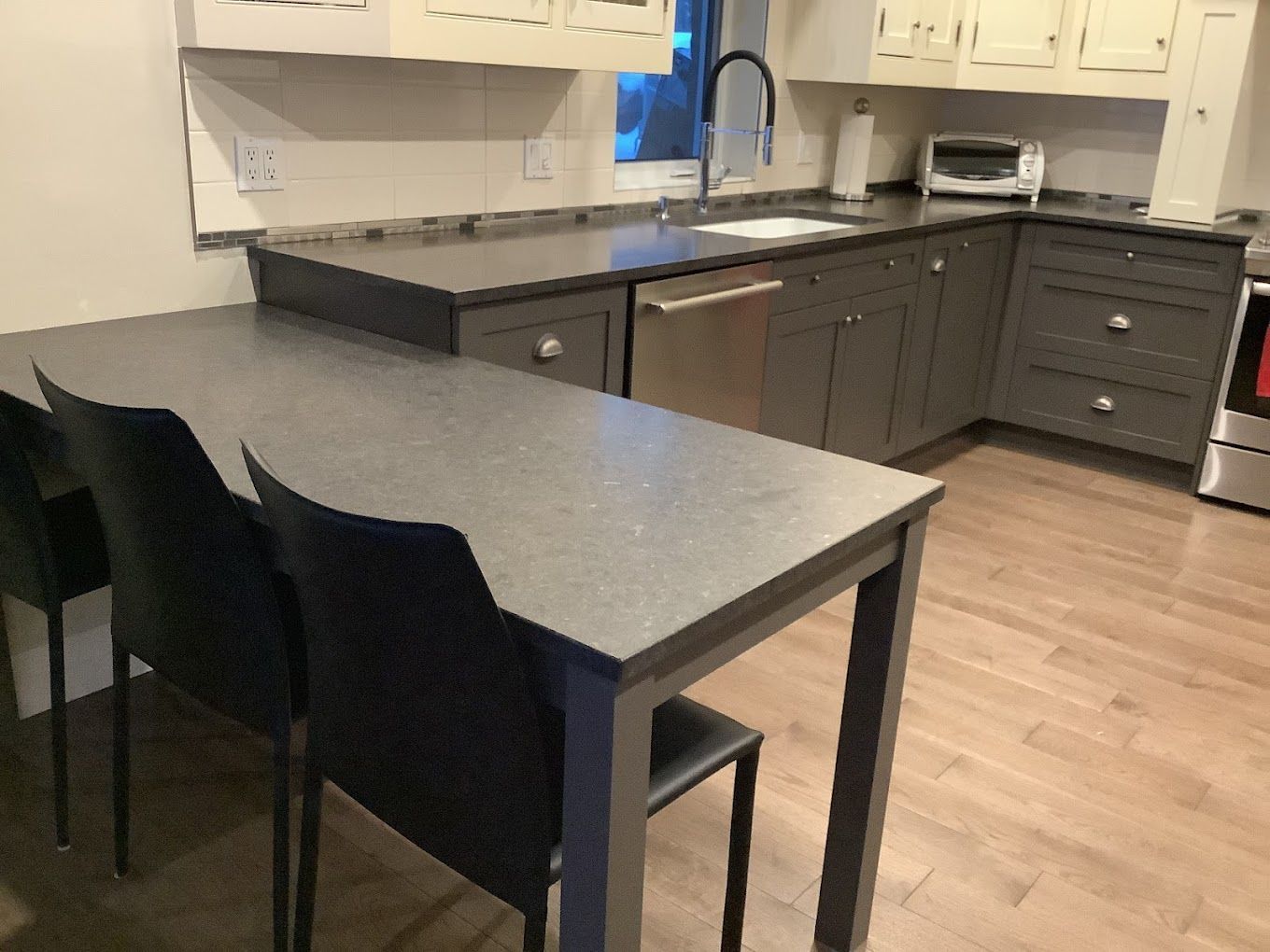 Une cuisine avec une table et des chaises