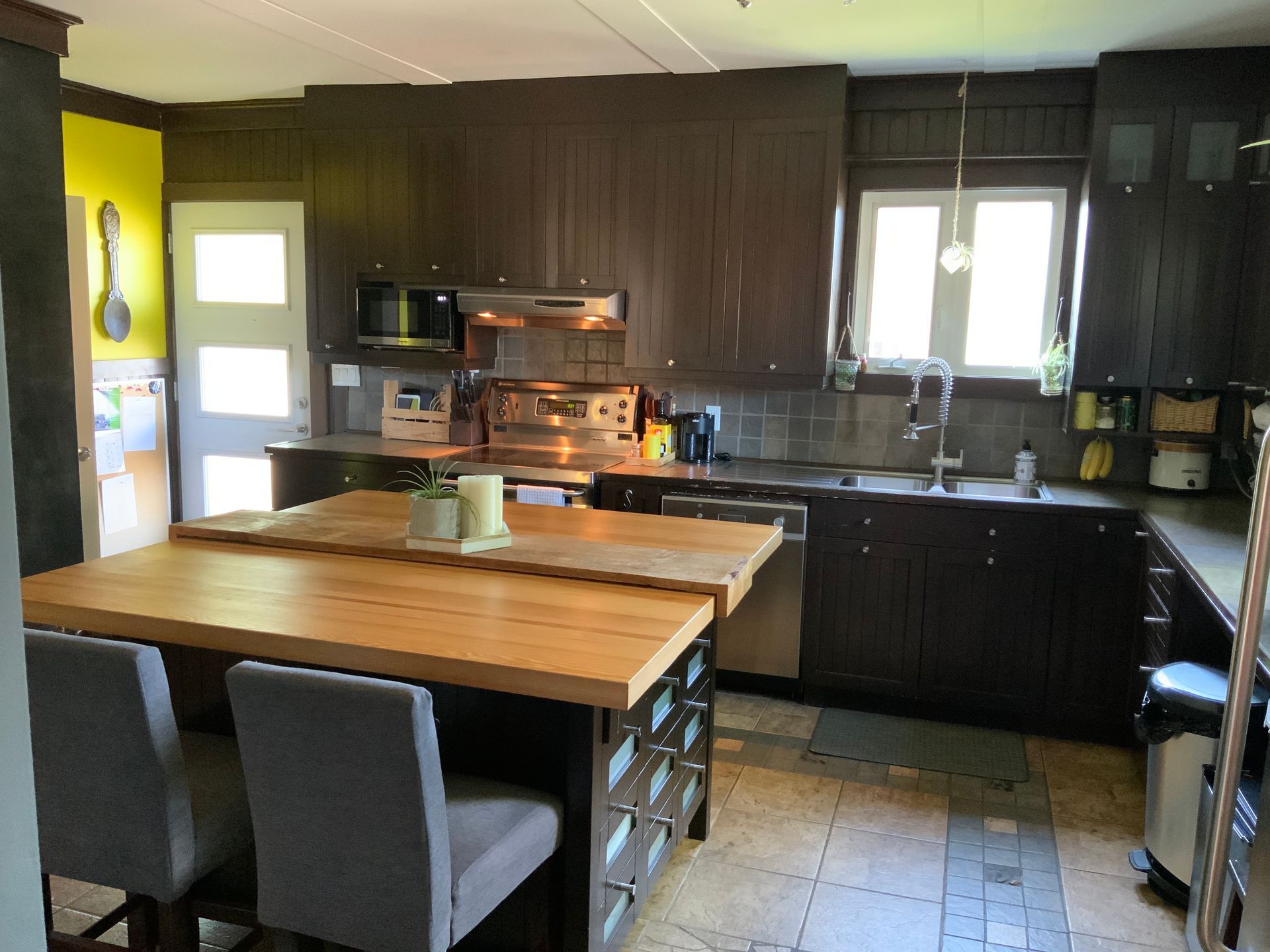 Une cuisine avec une grande table et des chaises en bois