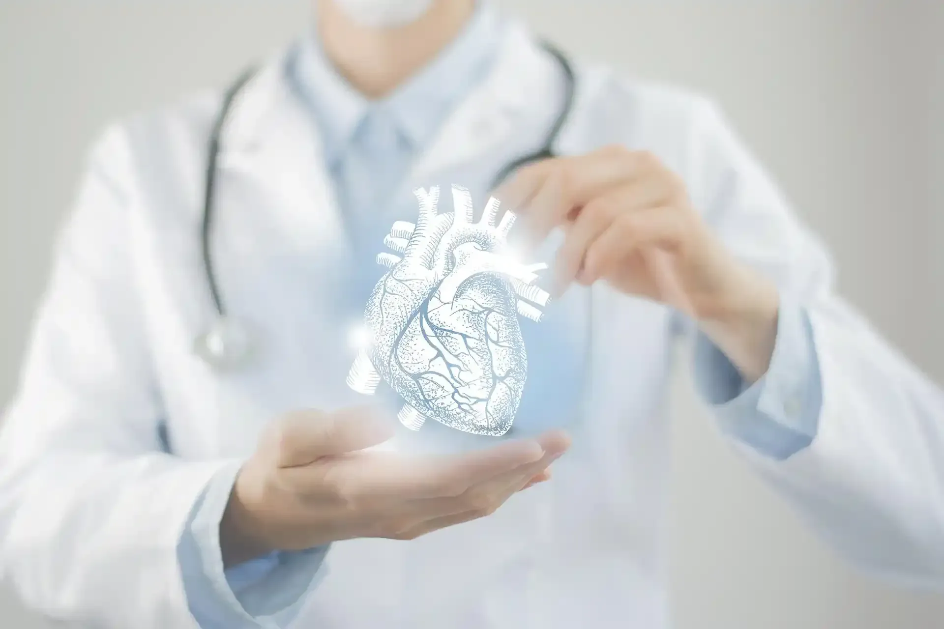 Un medico con in mano un'illustrazione digitale a forma di cuore luminoso, vestito con un camice bianco.