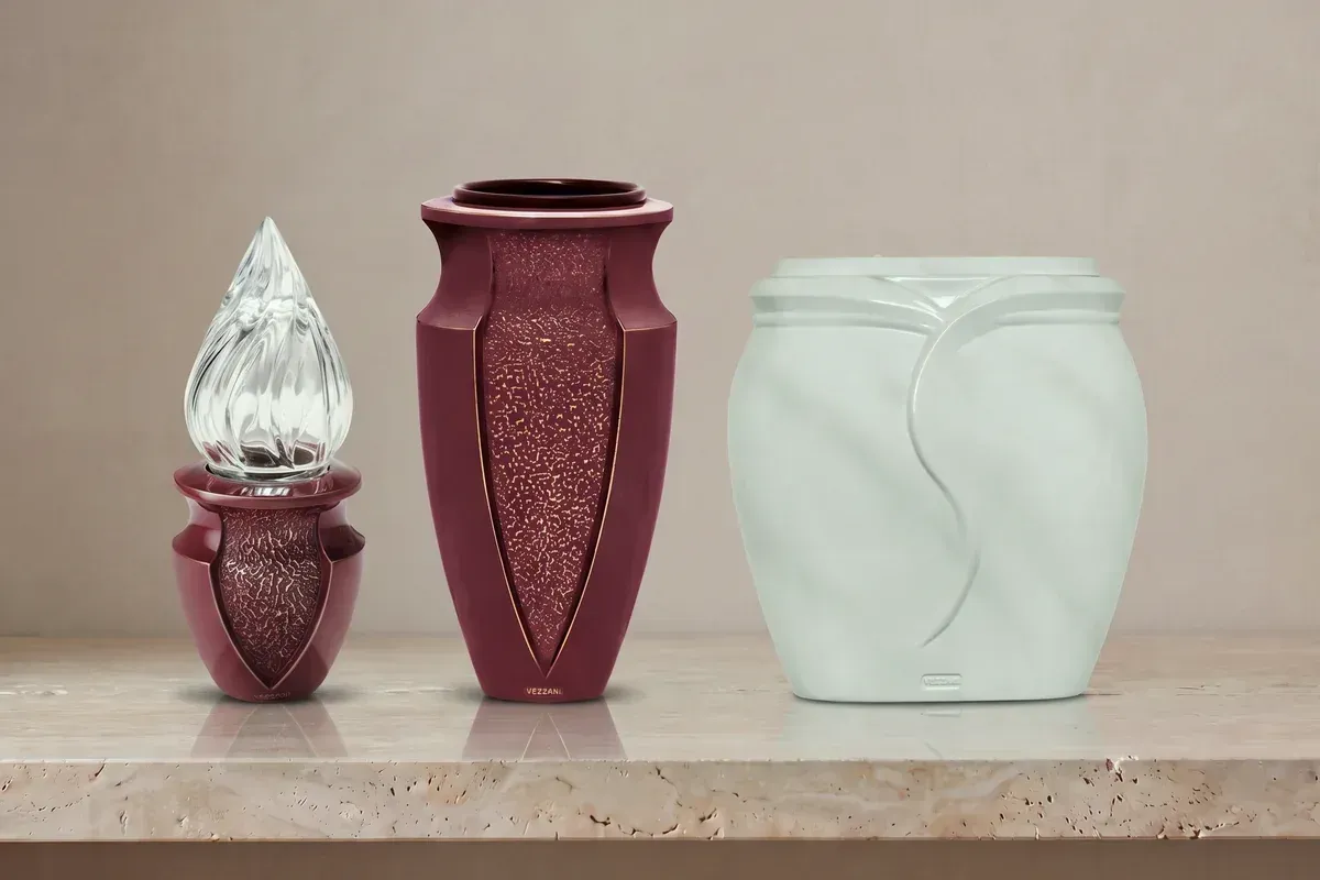 Lampada votiva e vaso Etruria rosso decorato e vaschetta Delia in bronzo marmorizzato bianco
