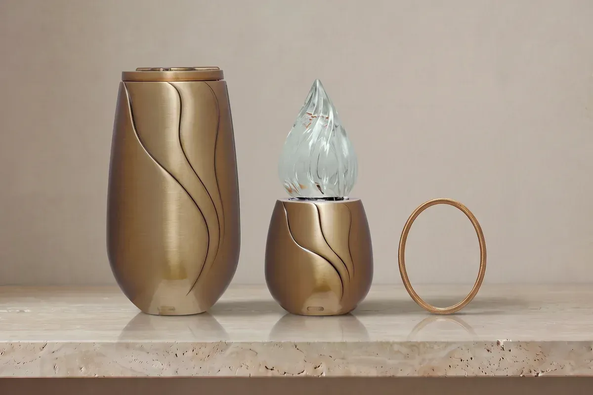 Vaso, lampada votiva e cornice ovale in bronzo della serie Nemesi