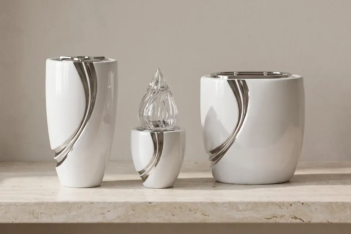 Vaso, lampada votiva e vaschetta in porcellana della serie Divina