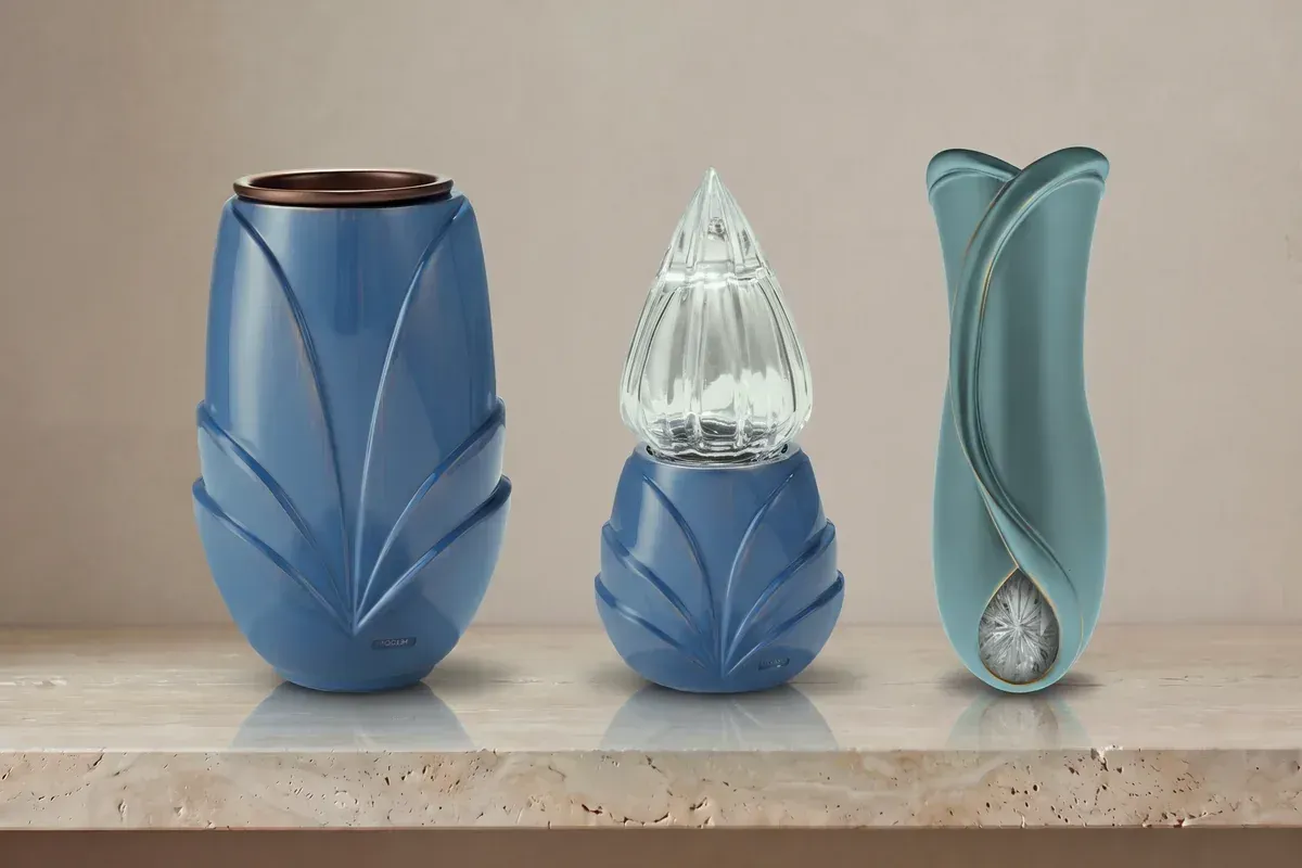 Vaso e lampada votiva Amadeus blu e vasetto in bronzo marmorizzato Medley in formato ossario