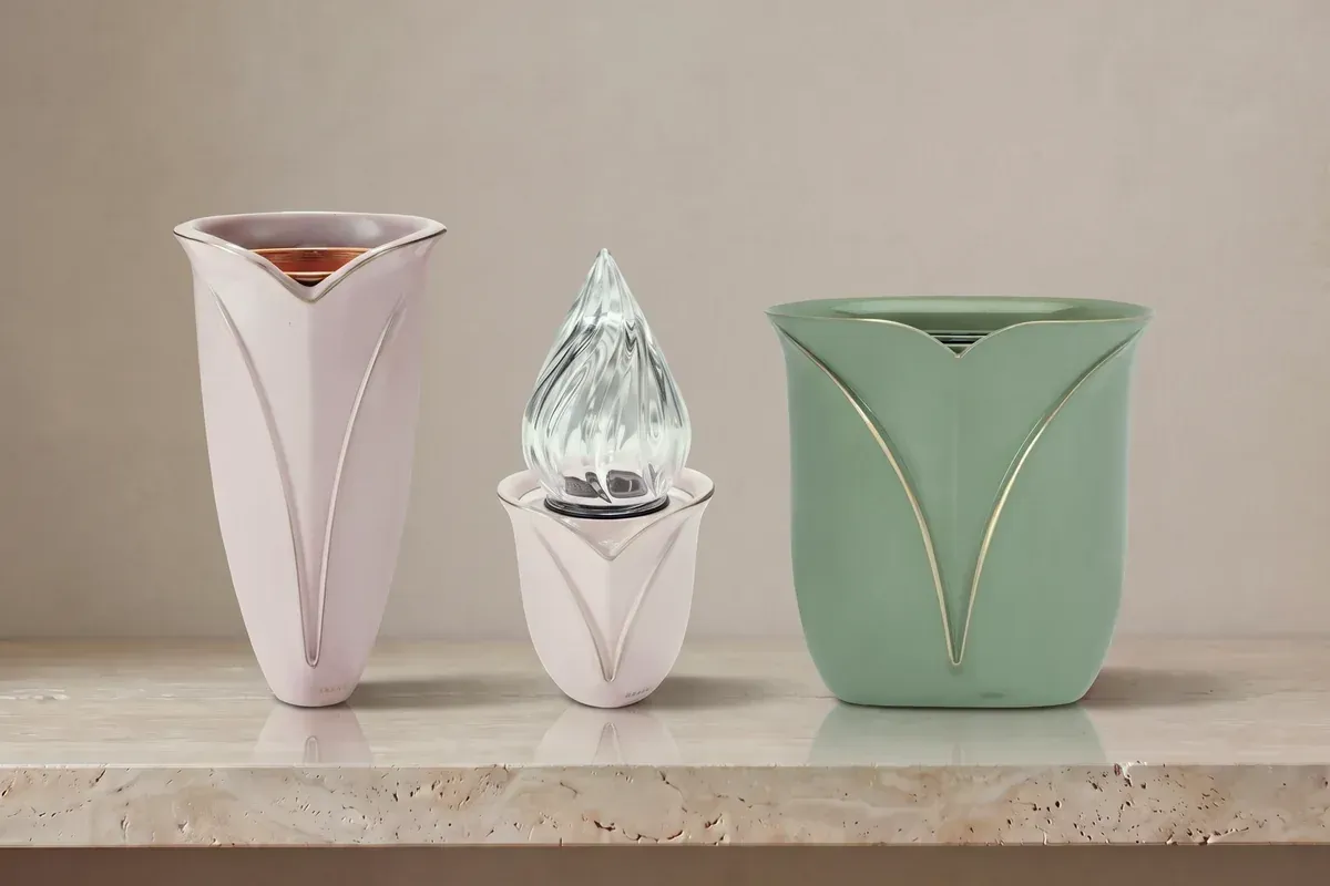 Vaso e lampada votiva rosa e vaschetta verde della serie Volo in bronzo marmorizzato Medley