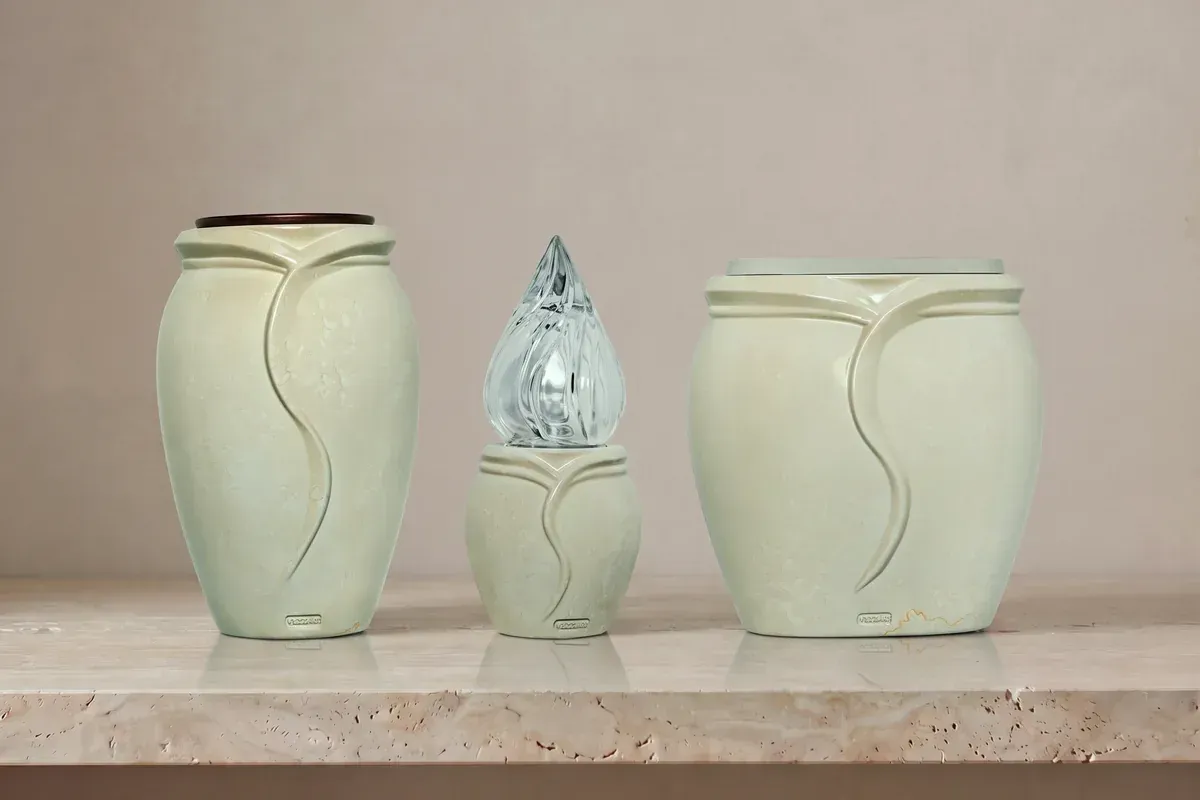 Vaso, lampada votiva e vaschetta della serie Delia in bronzo marmorizzato Otiprint Botticino