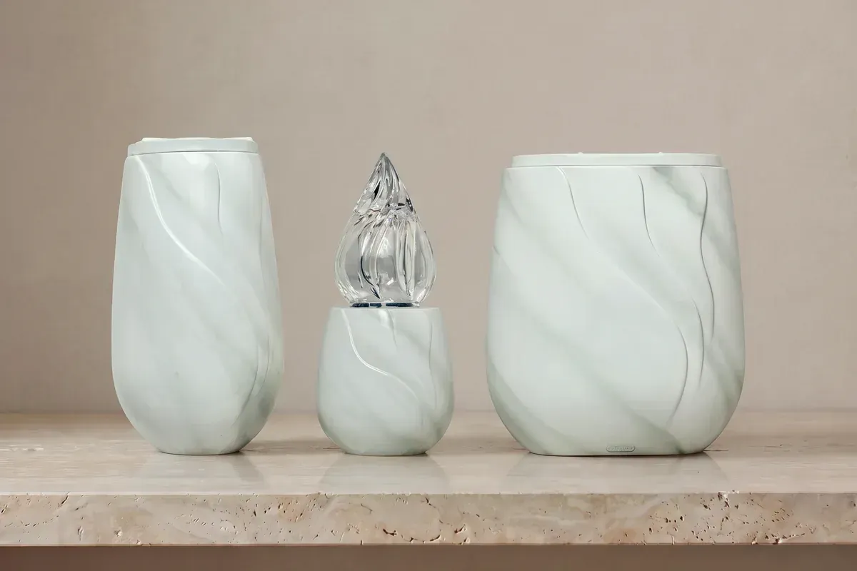 Vaso, lampada votiva e vaschetta in bronzo marmorizzato Otiprint Carrara