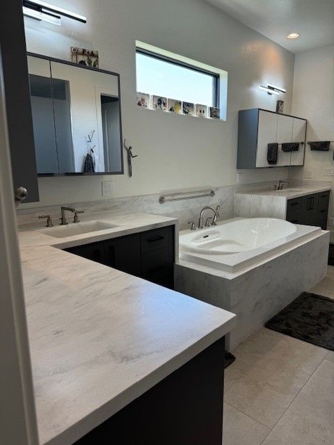 A bathroom with two sinks and a bathtub