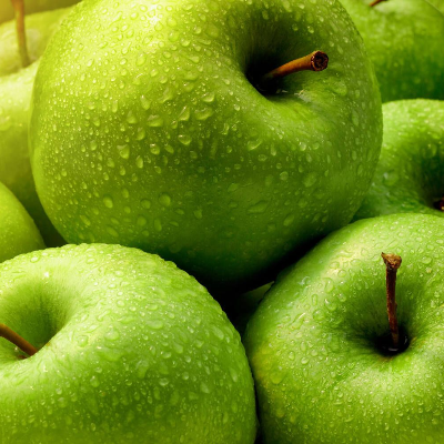 Peren, appels, kaneelstokjes, amandelen en een kom met specerijen op een rustieke houten tafel