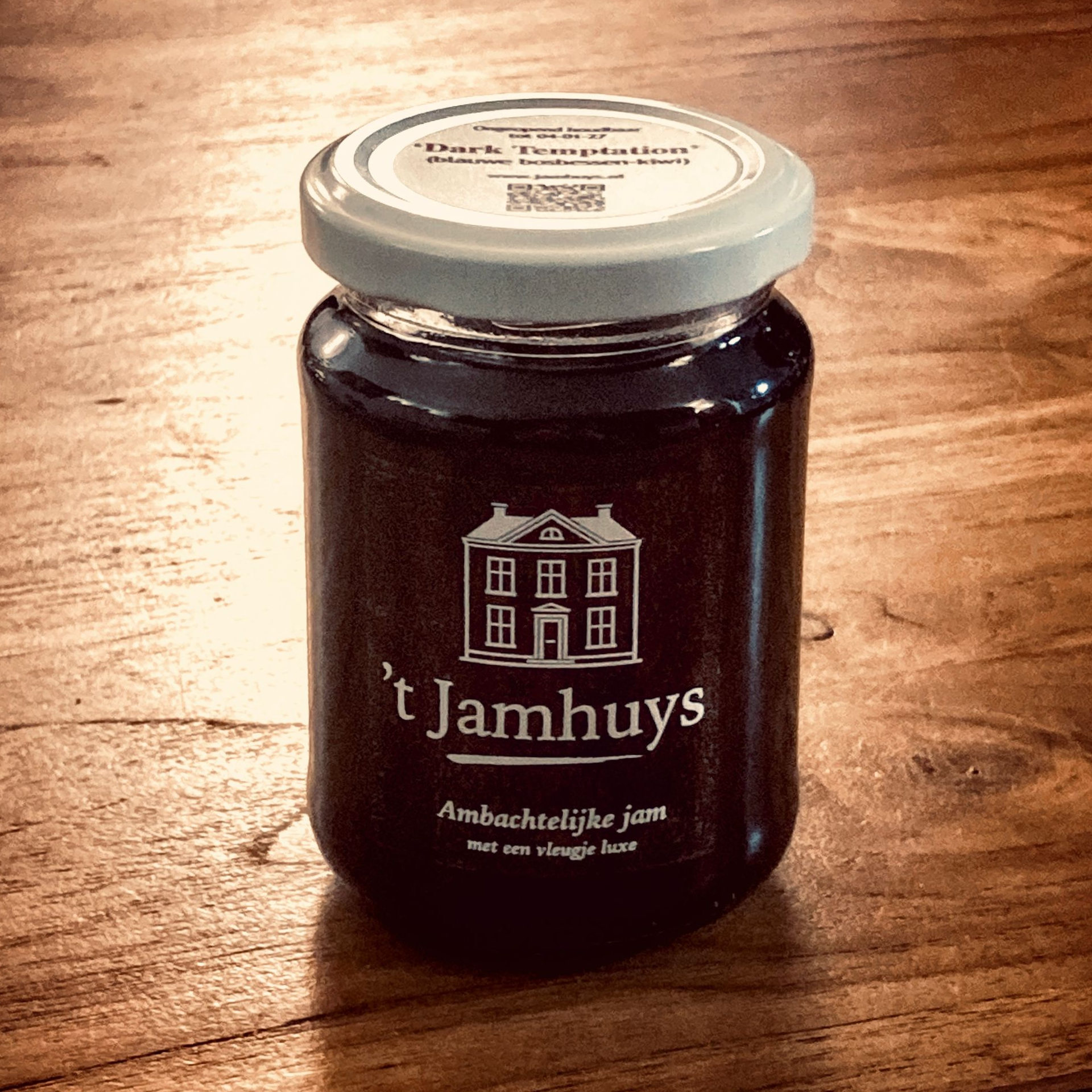 Een pot donkere jam, met het etiket 