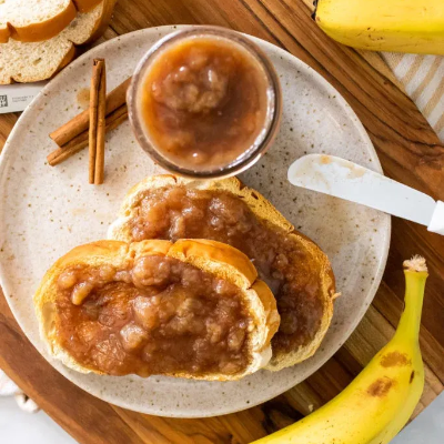 Toast met appelboter en kaneelstokjes, samen met een banaan.