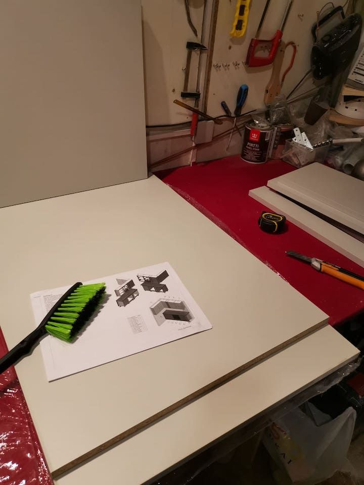 Surinkimo instrukcija ant stalo