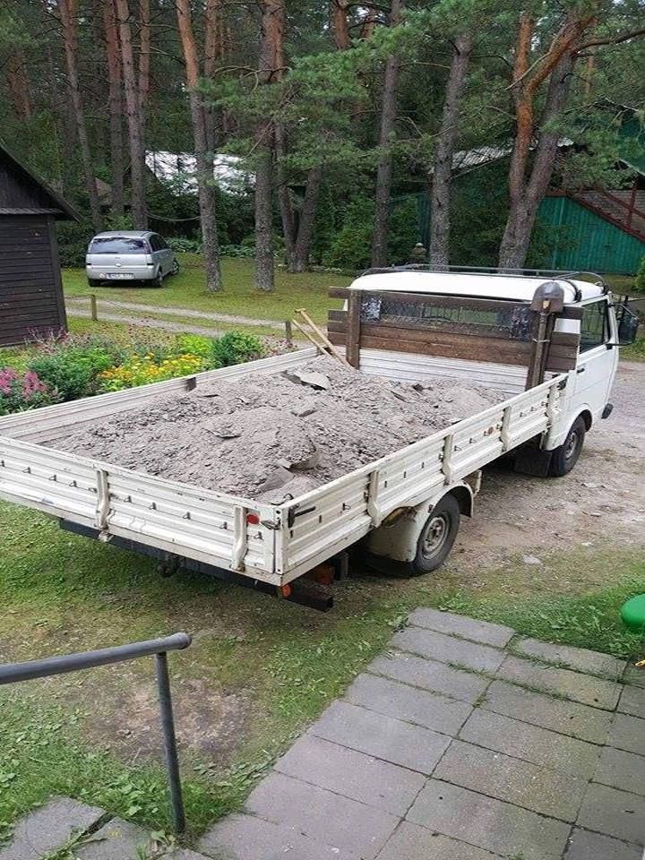 Baltas sunkvežimis, pripildytas nuolaužų