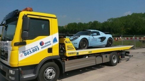 soccorso su strada di un'auto sportiva in panne