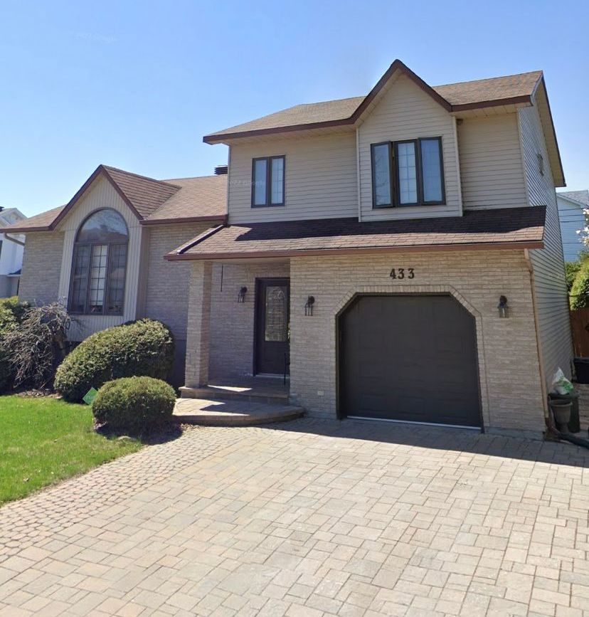 A house with the number 435 on it