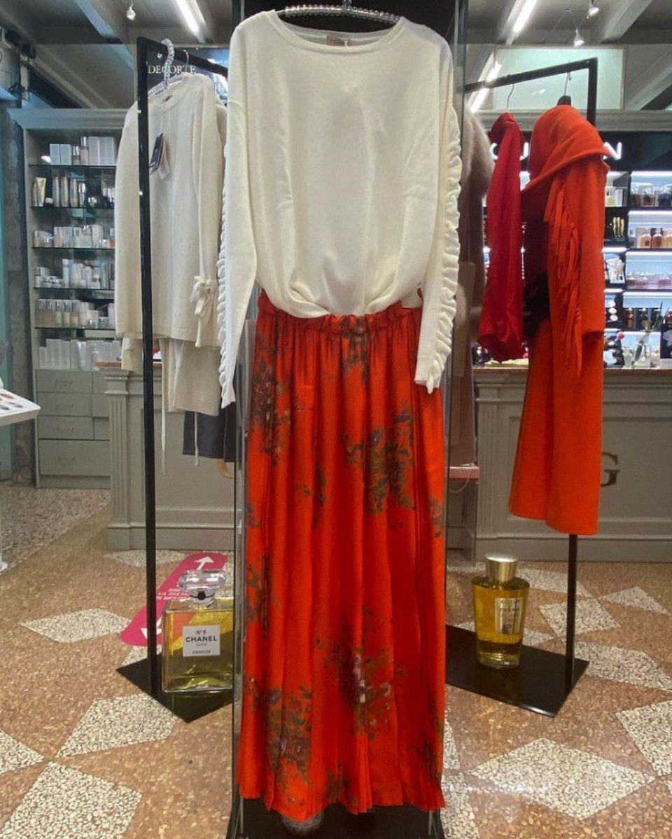 Camicia bianca e gonna rossa