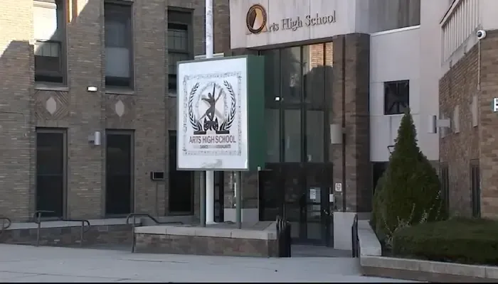A brick building with a sign that says oak high school