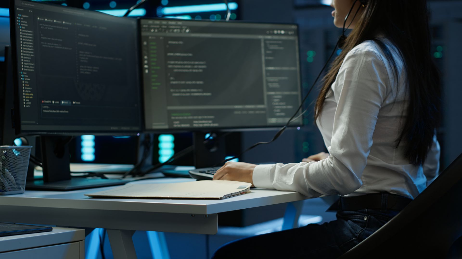 Skilled IT specialist offering technical support and resolving data center issues.