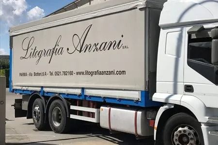 Un furgone bianco per le consegne con il marchio