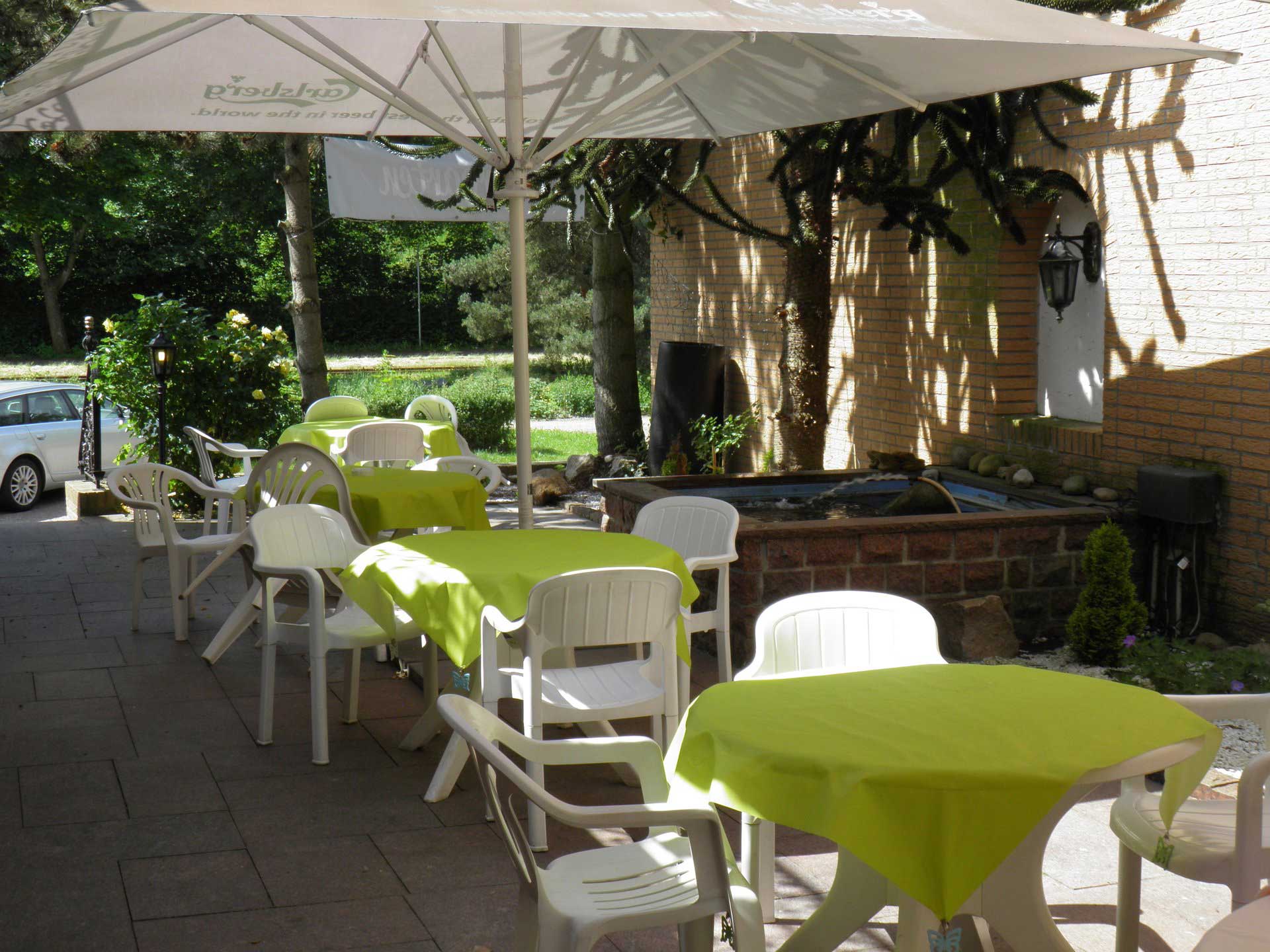 Tische im Außenbereich vom Restaurant Fährhaus Ziehl