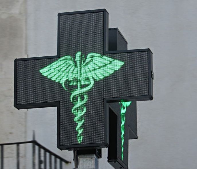 insegna al neon di una farmacia