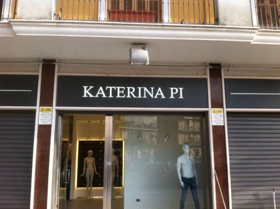 insegna nera e bianca di Katerina Pi