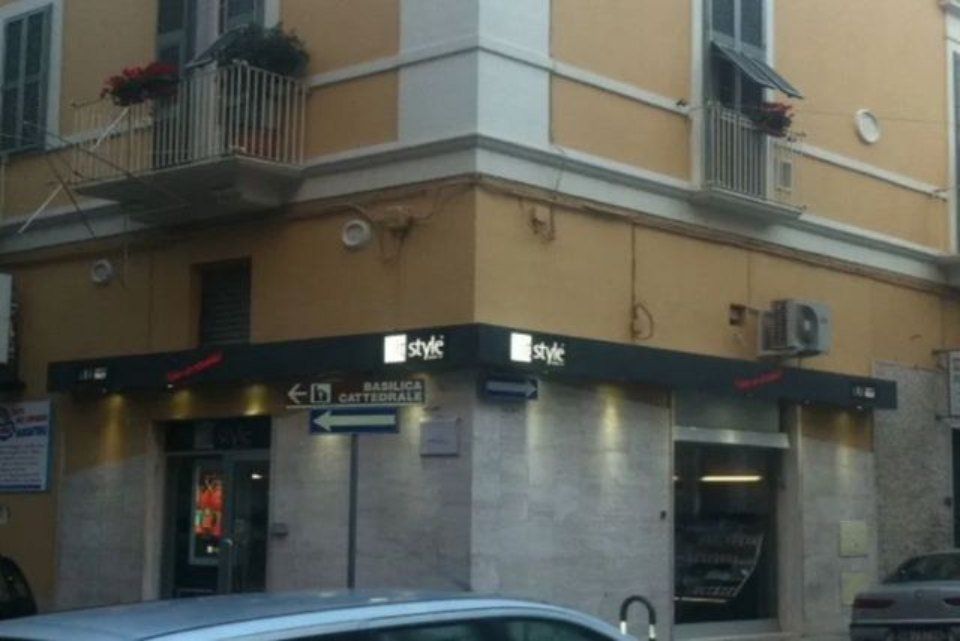 insegna traforata nera e bianca di negozio di abbigliamento