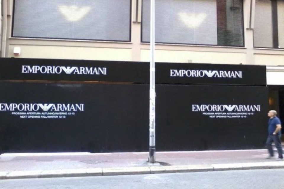 insegne bianche e nere di negozio Emporio Armani
